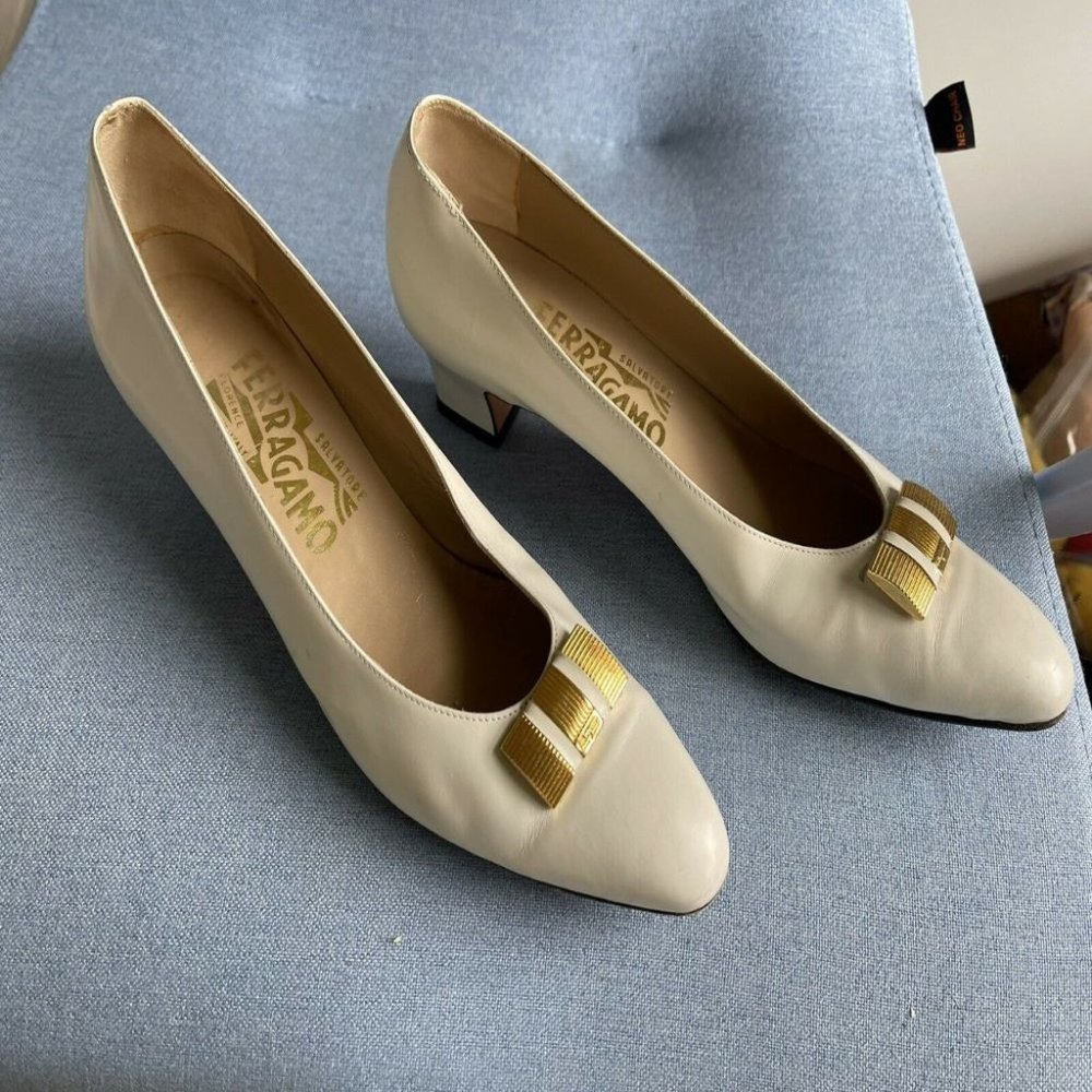 Salvatore Ferragamo Pointed Toe Shoes Embossed Pumps Sz: 8.5 Heels Priced Cheap
